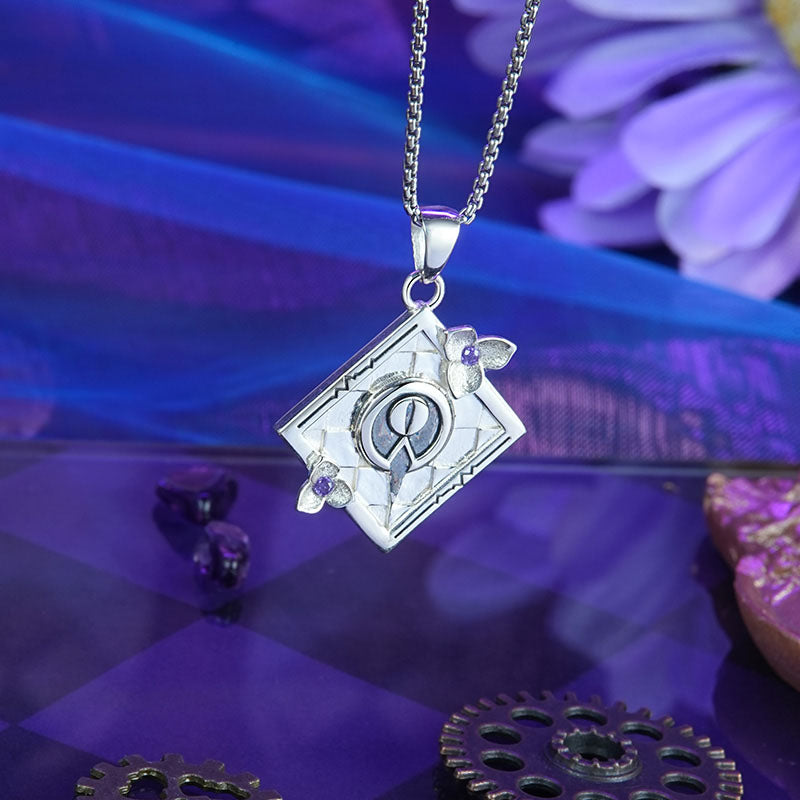 Liu Xiao Link Click Pendant Necklace made of 925 silver with zirconia diamonds, showcasing a stylish design on a silver chain.
